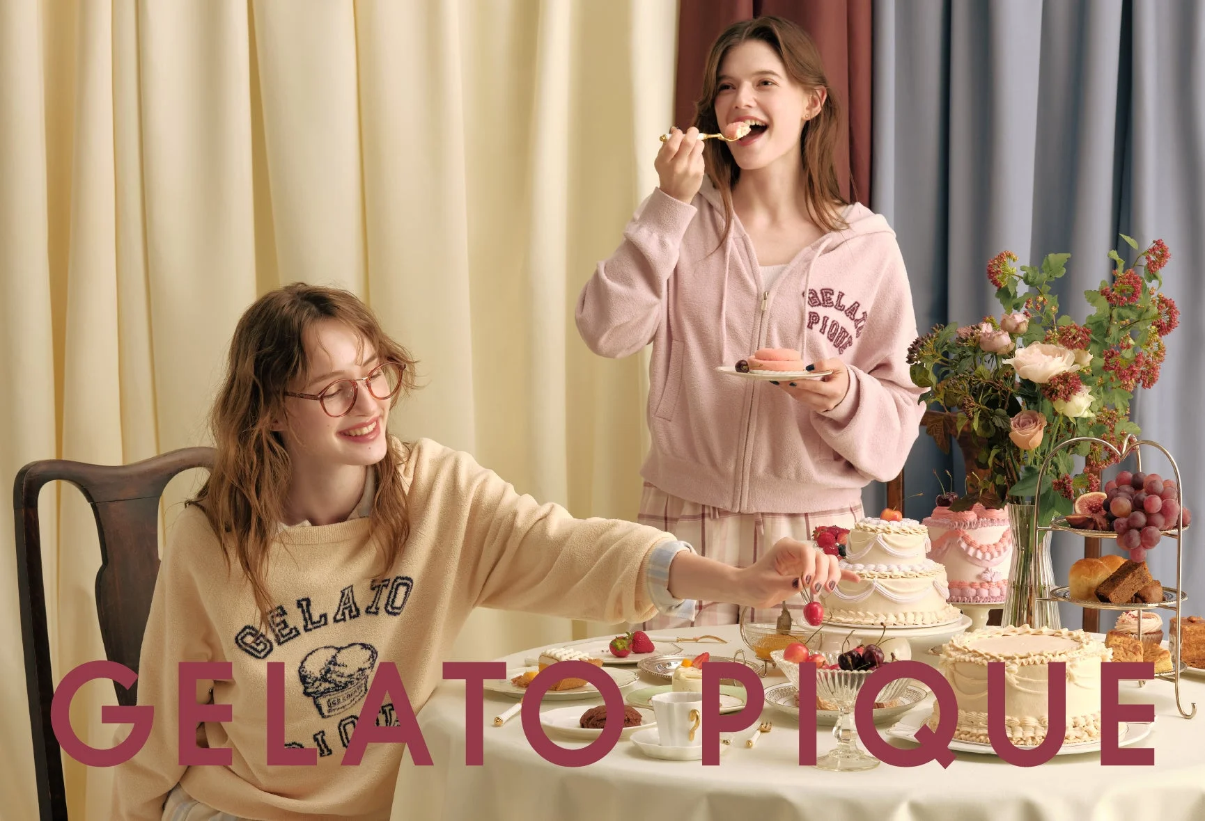 ジェラートピケのブランドロゴとスイーツを楽しむ女性たち