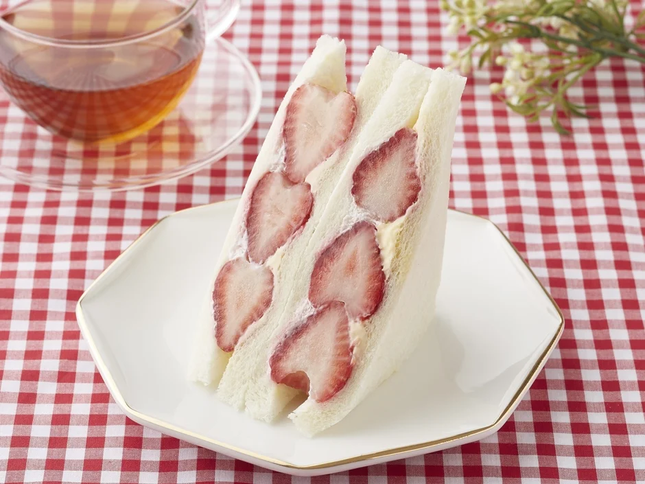 いちごがたっぷり挟まれたミニストップのいちごサンド