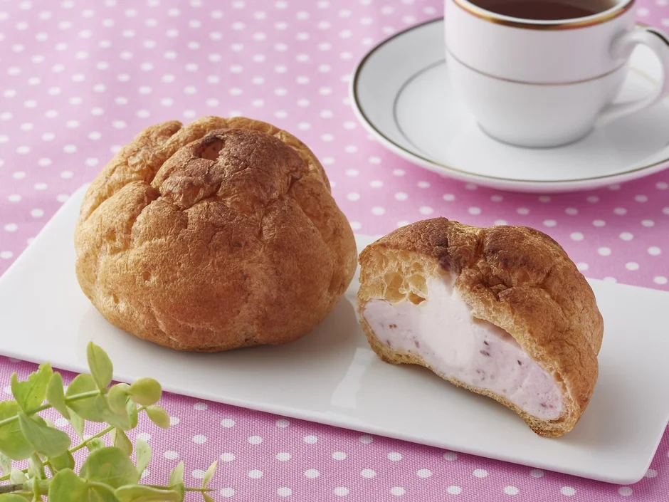 クリームが挟まれたミニストップのいちごシュークリーム