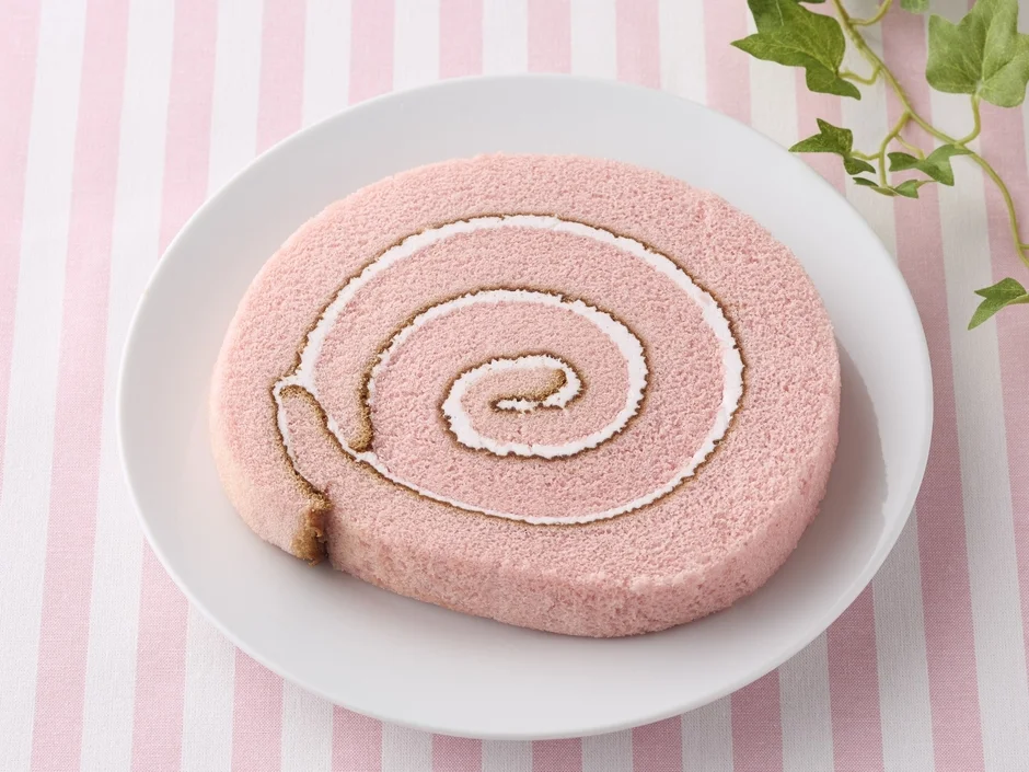ピンク色のいちごクリームが巻かれたミニストップのロールケーキ