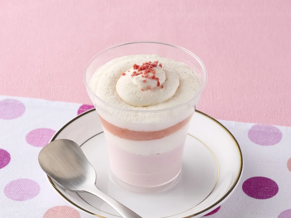 層になったミニストップのいちごティラミス