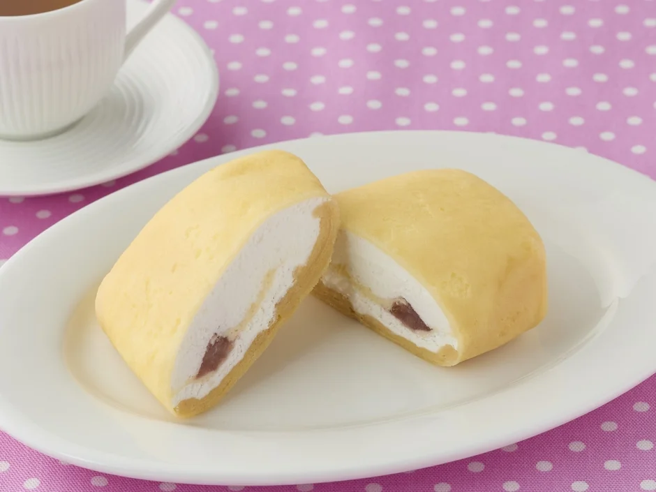 練乳いちごクリームが包まれたミニストップのクレープ