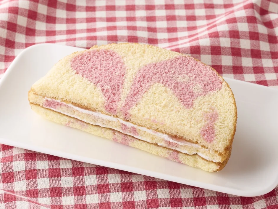 マーブル模様のスポンジでクリームと苺ジャムを挟んだサンド