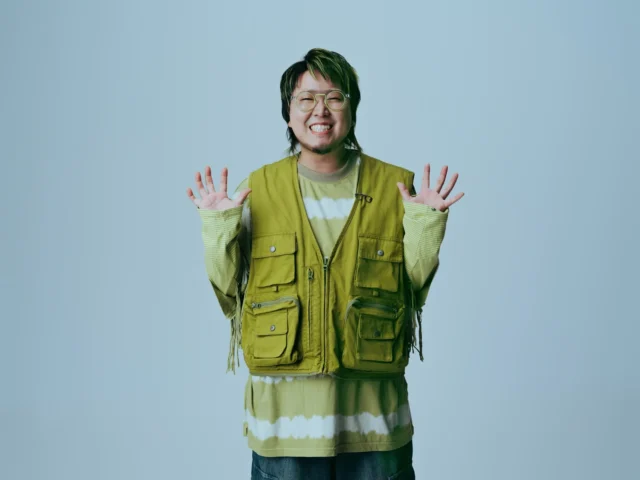 緑のヘアカラーが特徴的なアーティスト、こっちのけんとさんのプロフィール写真