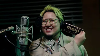 明治ミルクチョコレートを持ち笑顔のこっちのけんとさん