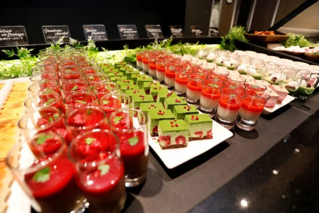 色鮮やかなプティガトーが並ぶデザートビュッフェ