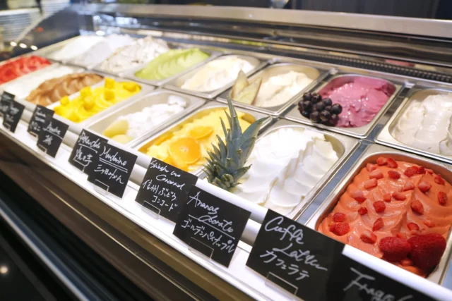 豊富なフレーバーが並ぶプレミアムカルビの自家製ジェラートケース