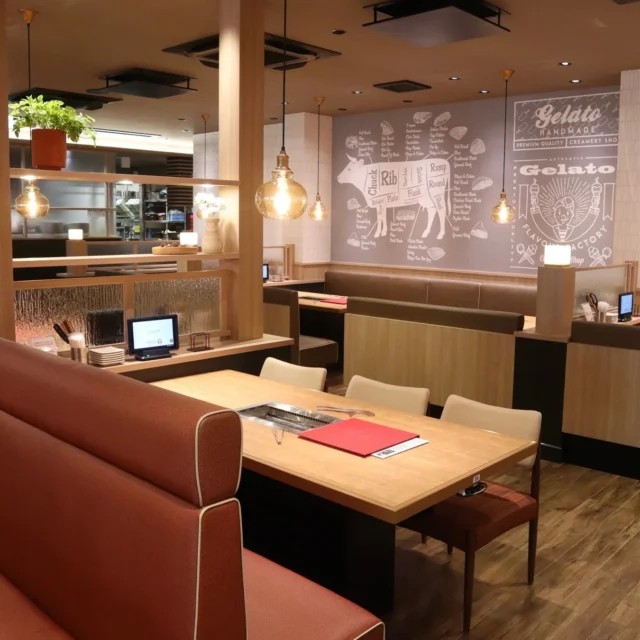 カフェのようなモダンなプレミアムカルビの店内風景