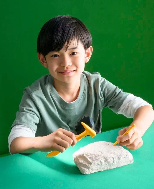 『学研の科学 恐竜化石発掘キット』で子供がトリケラトプスの化石を発掘している様子。