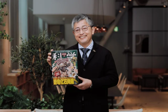 『学研の科学 恐竜化石発掘キット』を手に笑顔の真鍋真先生。