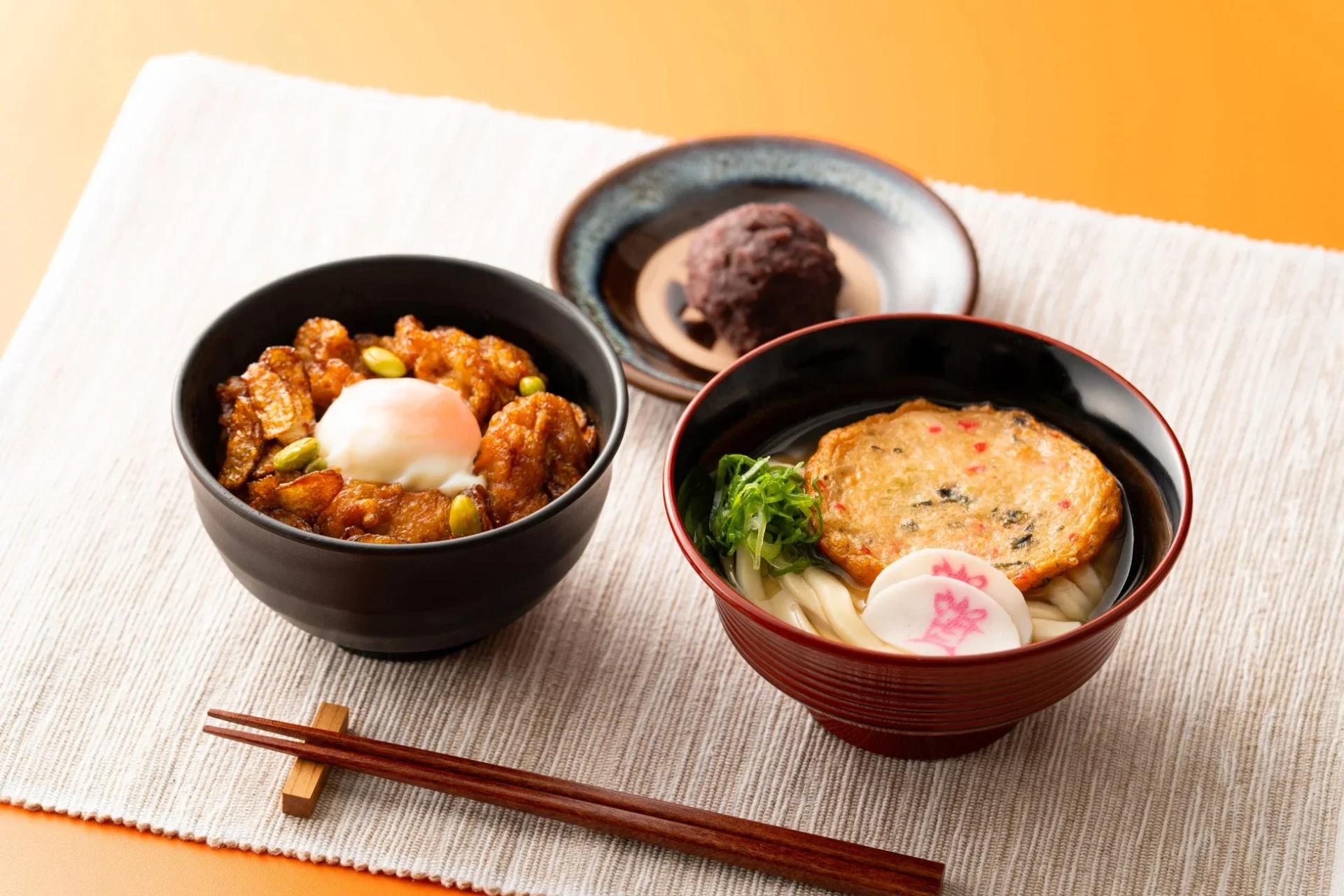 資さんうどん「ぶちしあわせセット」のチキンチキンごぼう丼、五色丸天ミニうどん、ぼた餅