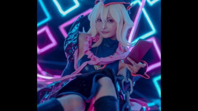 ネオンが映える推し推しコスプレ！　天音ありぃ、『遊☆戯☆王ZEXAL』ガガガガール☆を完全再現