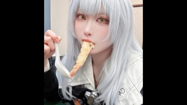 食べっぷりが可愛すぎる！　箱ネコ、『勝利の女神：NIKKE』スノホワイトの新年コスプレで火鍋を堪能