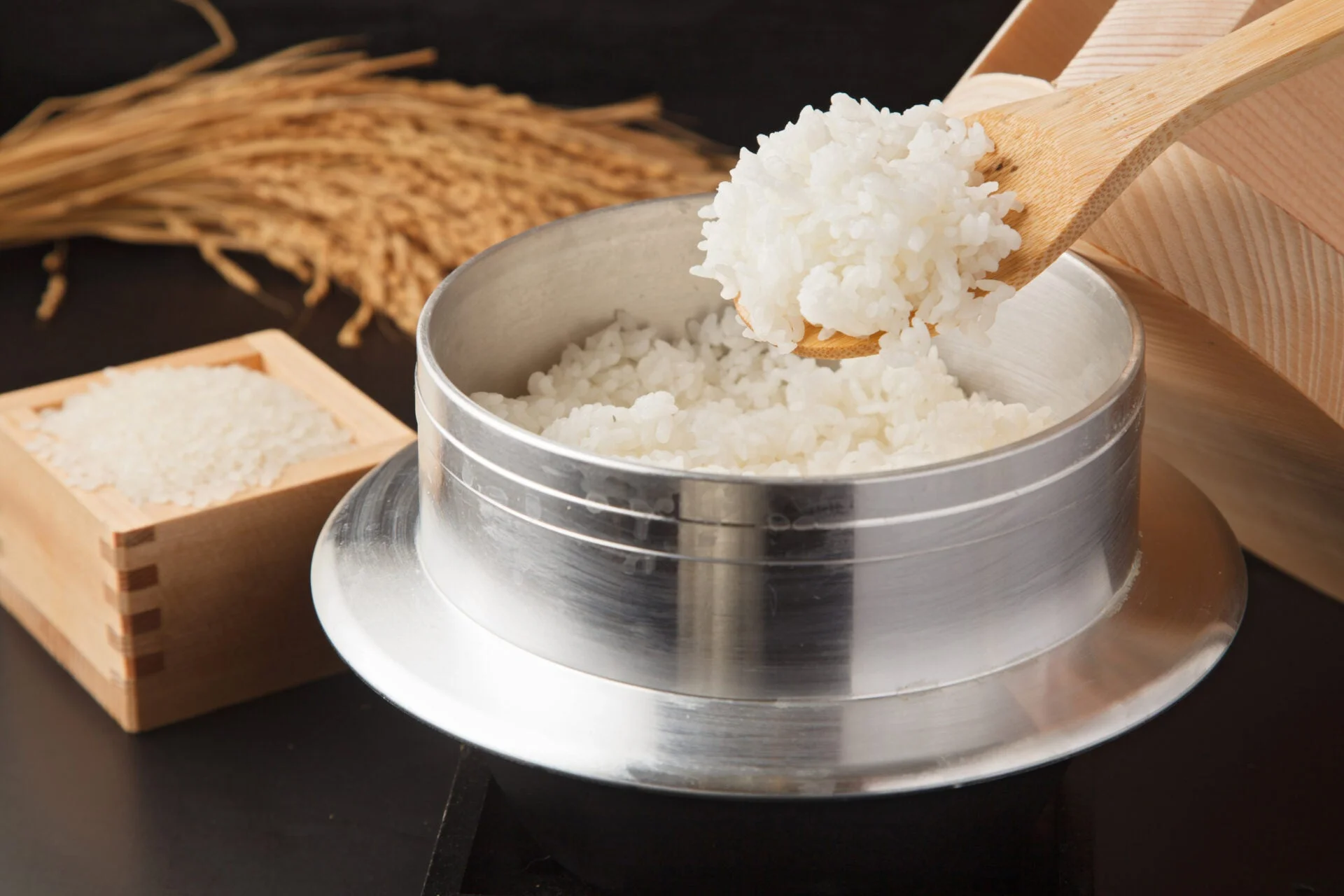 炊きたての白いご飯をよそっている様子