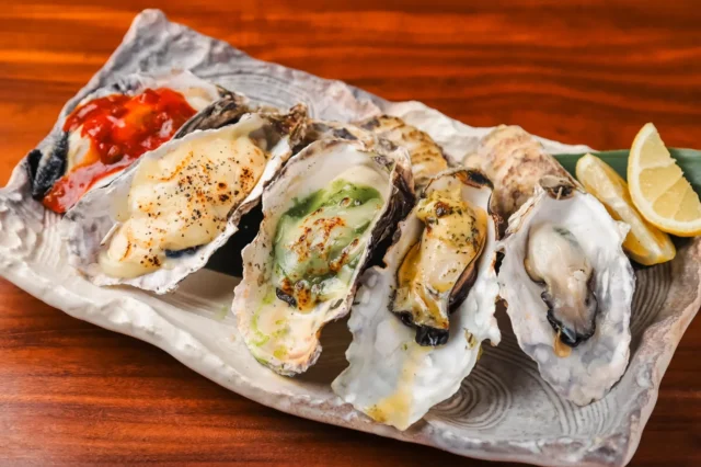 炙り醤油バター、ガーリックバター、バジルチーズなどの炙り焼き牡蠣