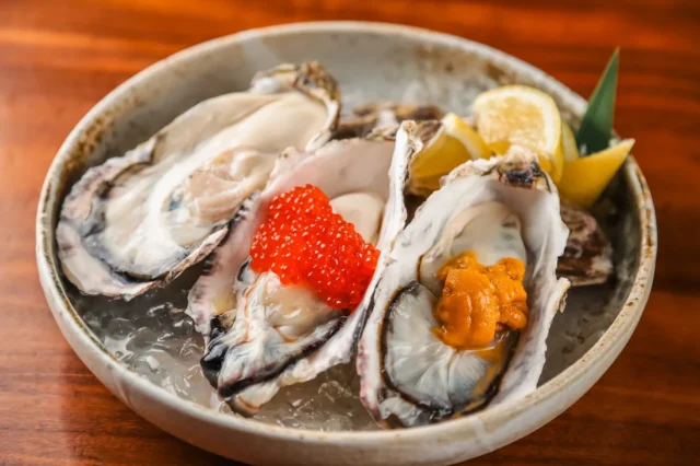 いくらとウニが贅沢にトッピングされた生牡蠣ポン酢