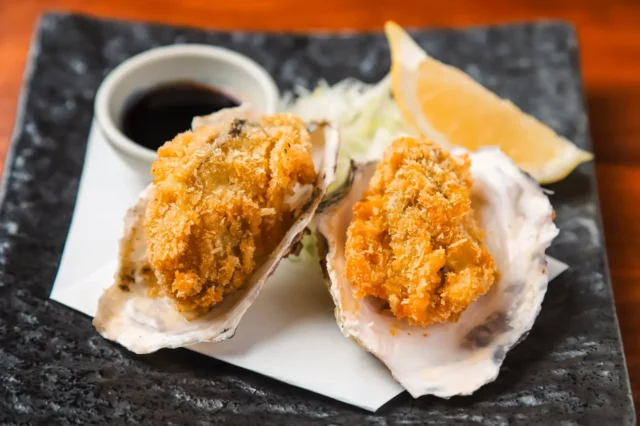 サクサクの衣をまとった大粒の自家製牡蠣フライ