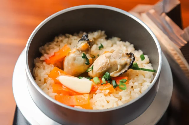 牡蠣の旨みが凝縮された牡蠣バターの炊き込み土鍋ご飯