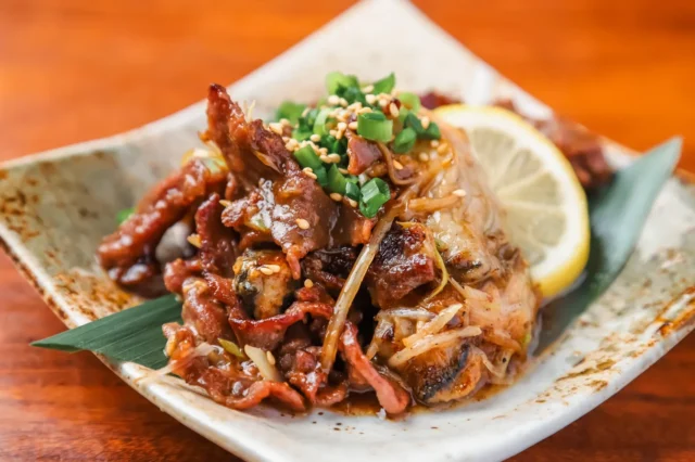 牛タンと牡蠣をオイスターソースで炒めた一品