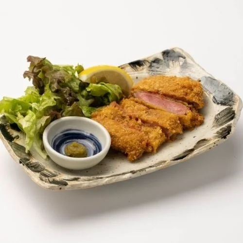 サクサク衣とジューシーな牛タンの食感が楽しめる牛タンカツ