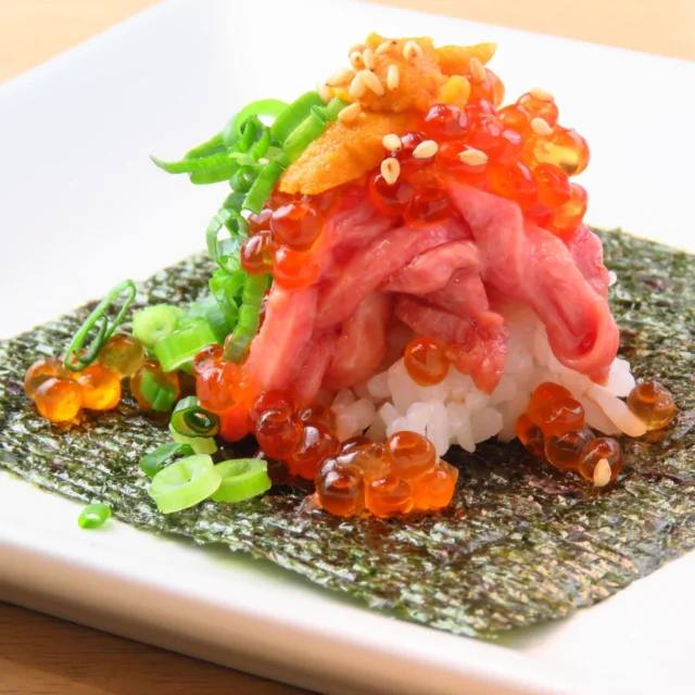 牛タンユッケにウニといくらを乗せた贅沢な肉寿司「うにタン」