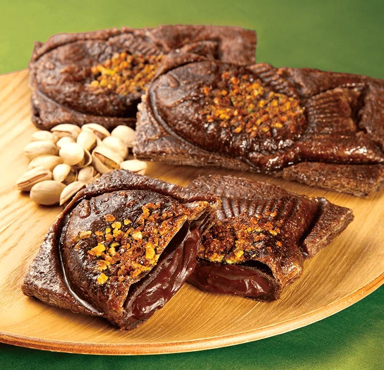 木製トレーに盛られたピスタチオのチョコクロワッサンたい焼