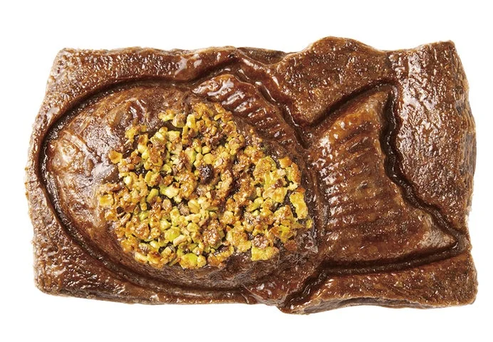 白背景で撮影されたピスタチオのチョコクロワッサンたい焼の上面