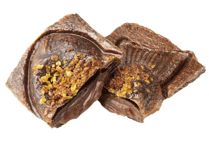 白背景で撮影されたピスタチオのチョコクロワッサンたい焼2個の断面