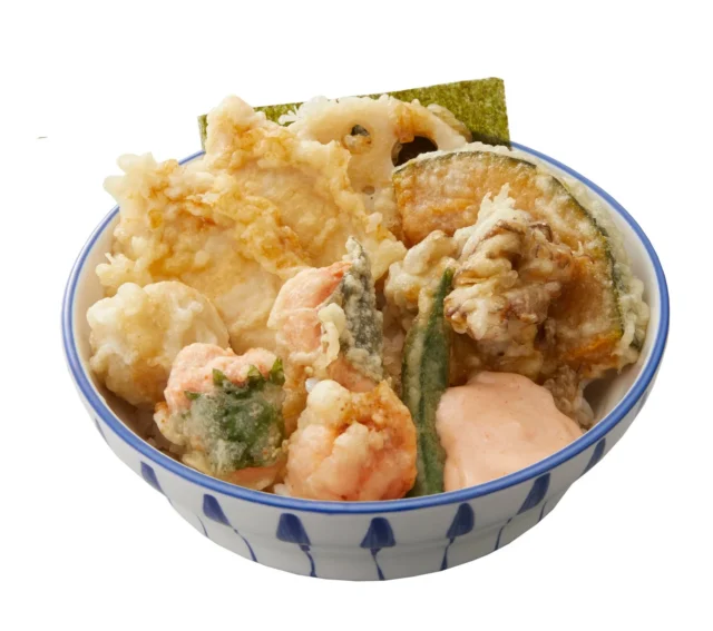 さん天の鶏と明太子の天丼。ジューシーな鶏天と明太子天が盛り付けられている