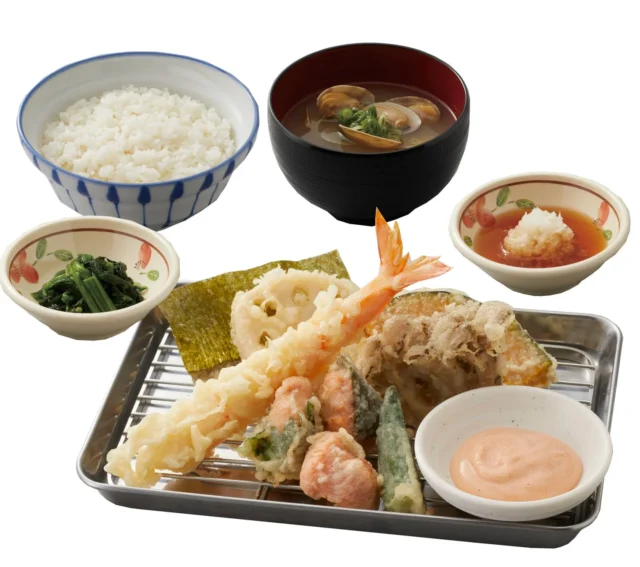 さん天の海老と明太子の天ぷら定食。天ぷら、ご飯、貝汁、ほうれん草のお浸しが並ぶ