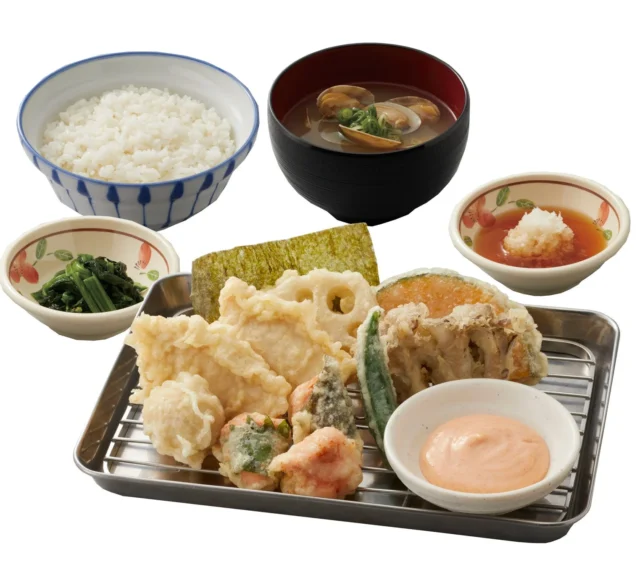 さん天の鶏と明太子の天ぷら定食。鶏天、明太子天、ご飯、貝汁、ほうれん草のお浸しが並ぶ