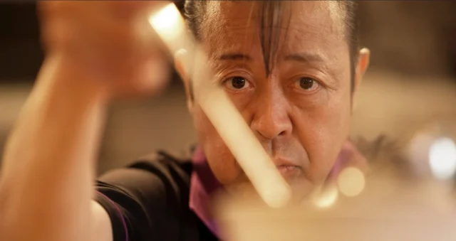 ラーメン作りに向き合う職人の真剣な表情