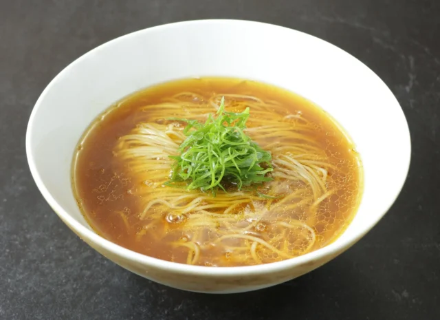 ラーメンの多様なスタイルを象徴するシンプルな醤油ラーメン