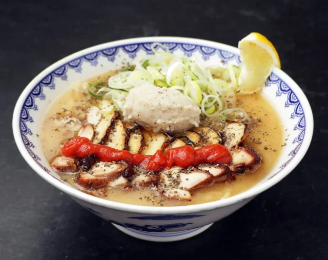 龍上海本店のレゲエテーマラーメン「からみそジャーク＆ピース」