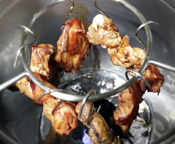 龍上海本店「からみそジャーク＆ピース」の吊るし焼きジャークチキン