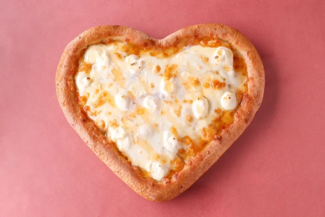 ピザーラのハートのチーズ＆ハニーピザ