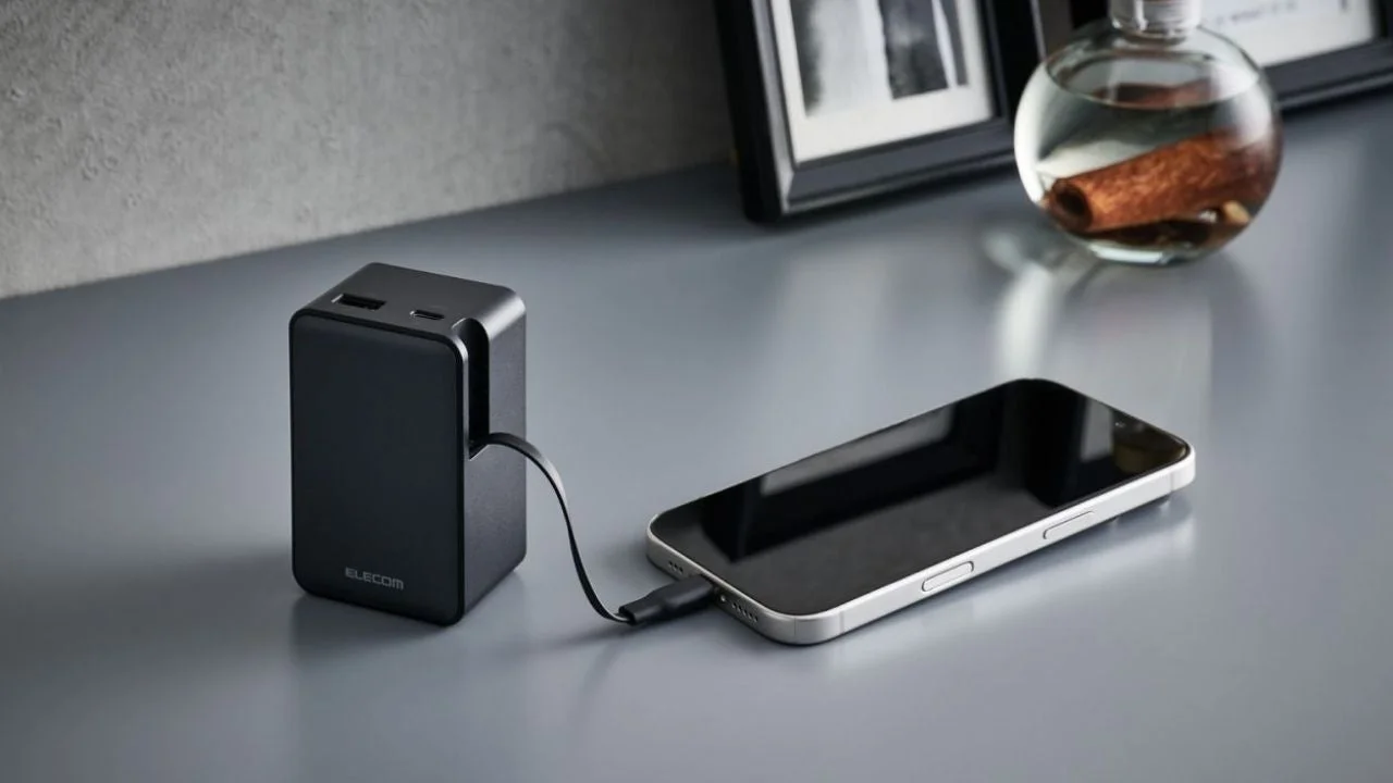 巻き取り式ケーブルでスマートフォンを充電する様子