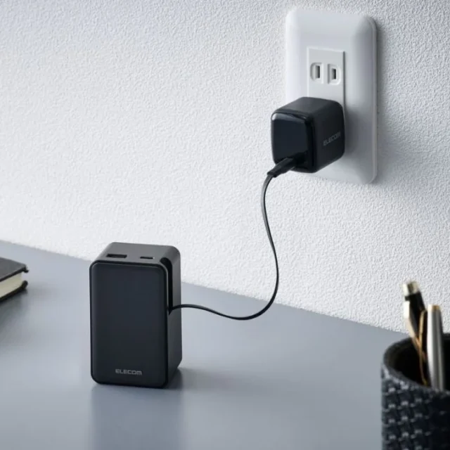 モバイルバッテリーを壁のコンセントで充電する様子