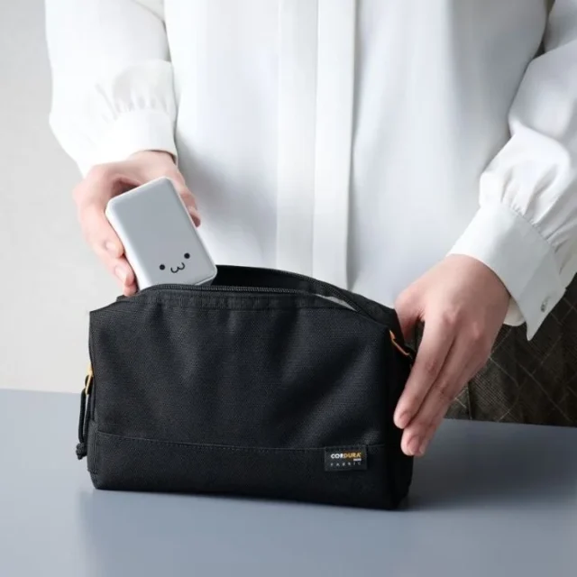 モバイルバッテリーをポーチに収納する様子