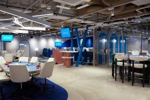 GiGO POKER新宿の広々とした店内風景