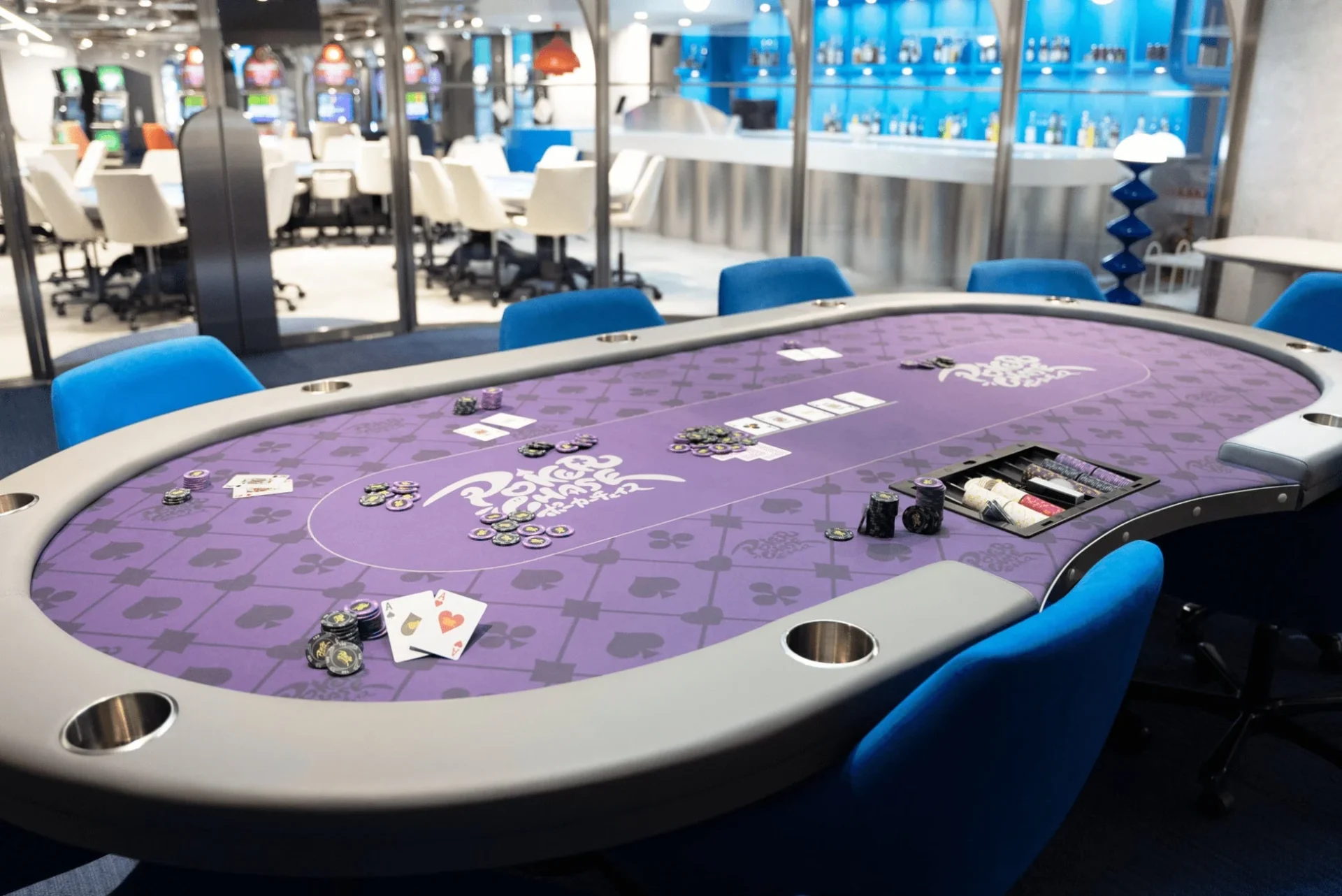 GiGO POKER新宿のポーカーテーブルとゲームチップ