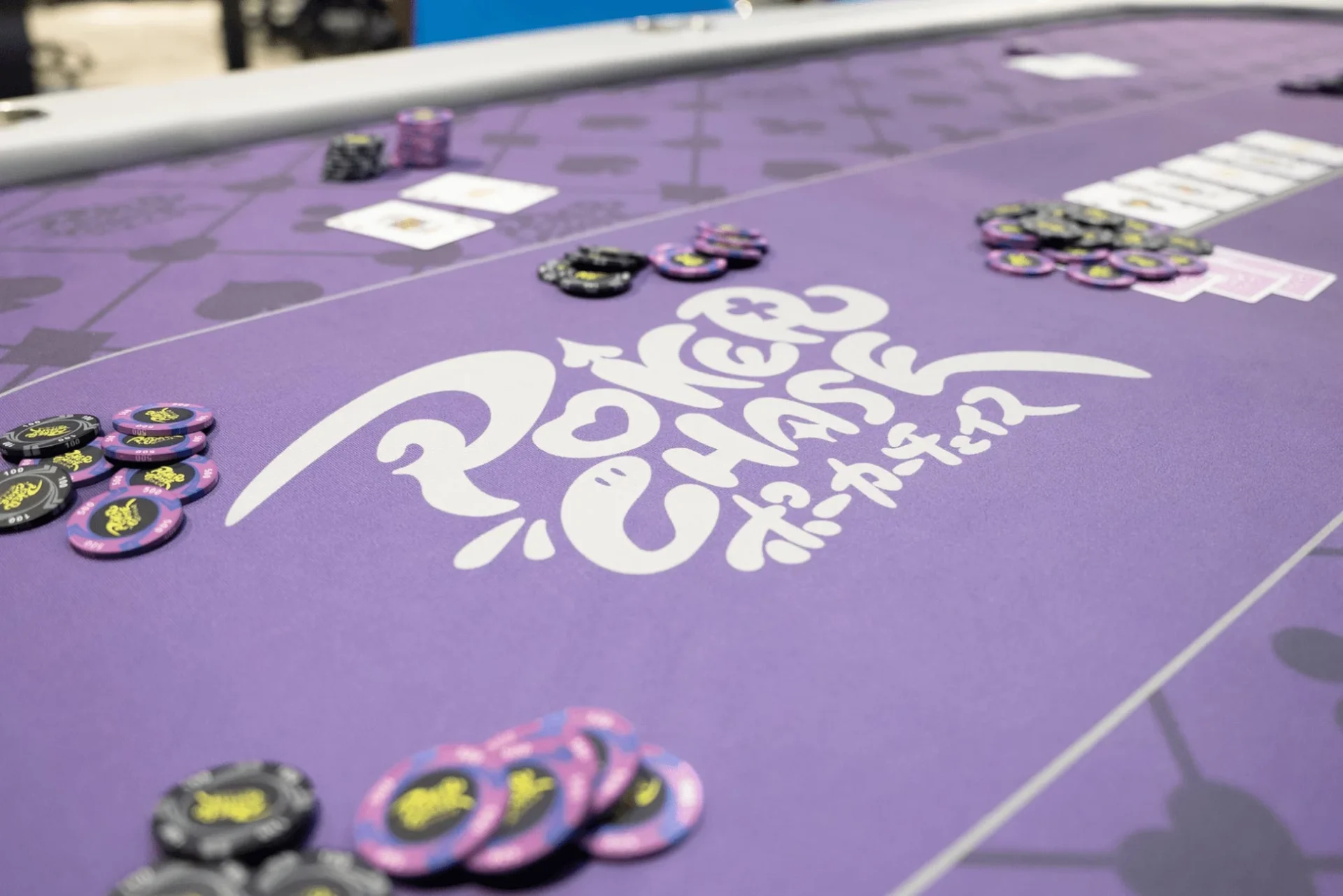 ポーカーチェイスのロゴが入ったポーカーテーブル