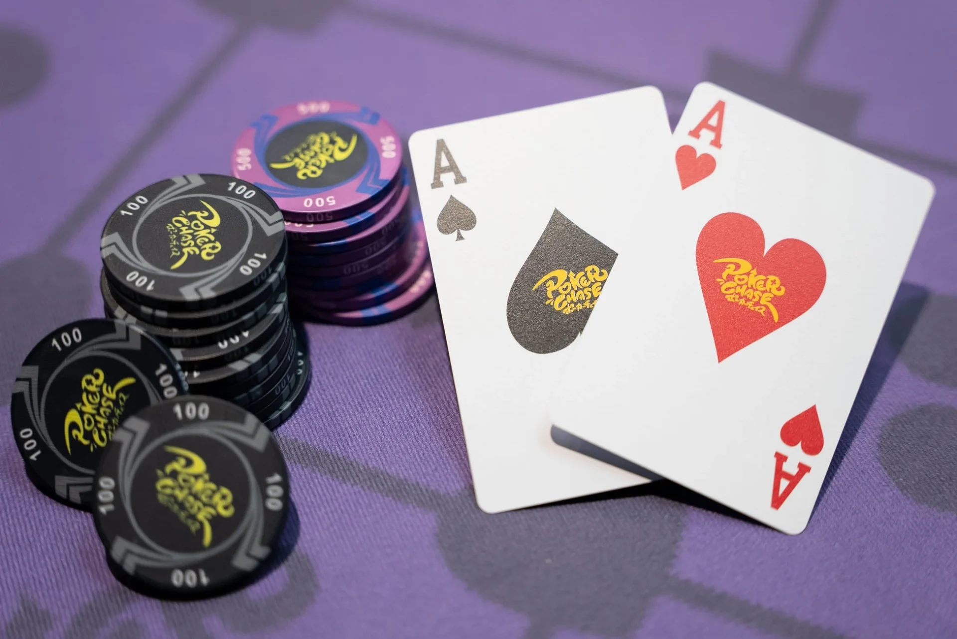 ポーカーチェイスのチップとエースのカード