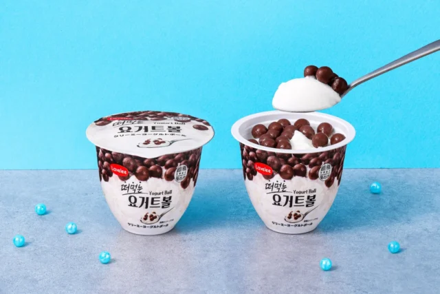 スプーンですくわれたクリーミーヨーグルトボールとパッケージ