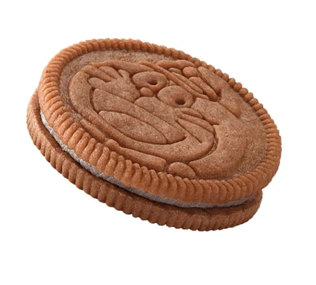 どらやき風ノアールあんこクリームに入っているドラえもん顔デザインビスケット