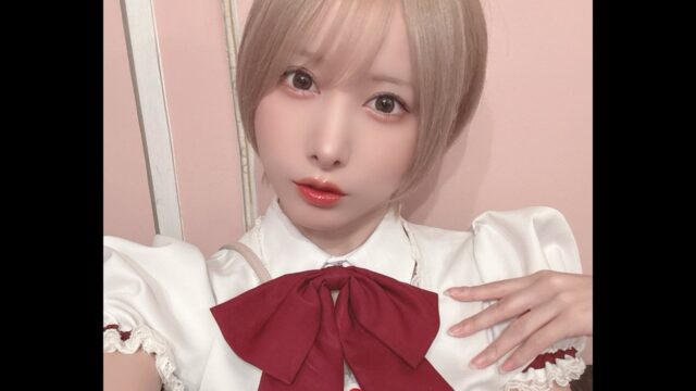 清楚なスクールガール風コーデで話題！　堕天ろあ、赤リボンが可愛い制服姿を披露