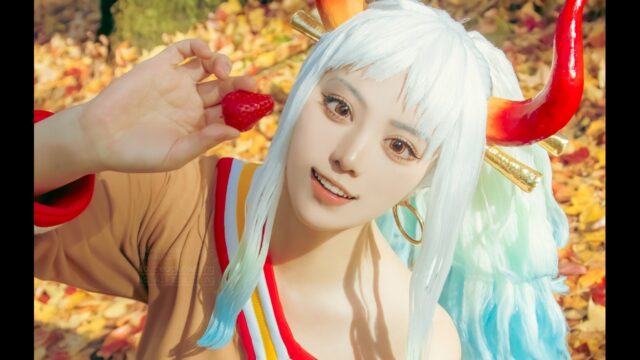 いちごの日にヤマト降臨！　るーみ双子、『ワンピース』ヤマトの鬼姫姿でいちご持ちショットを披露