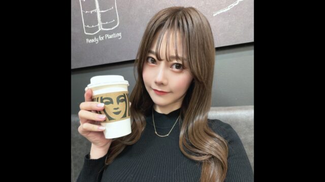 朝のコーヒータイムは桃里れあと一緒に！　看護師・宅建士・グラビアアイドル・レースクイーン・KNOCKOUTラウンドガール・コスプレイヤー・ラジオMC・元アイドルのマルチタレントが朝の一枚を公開