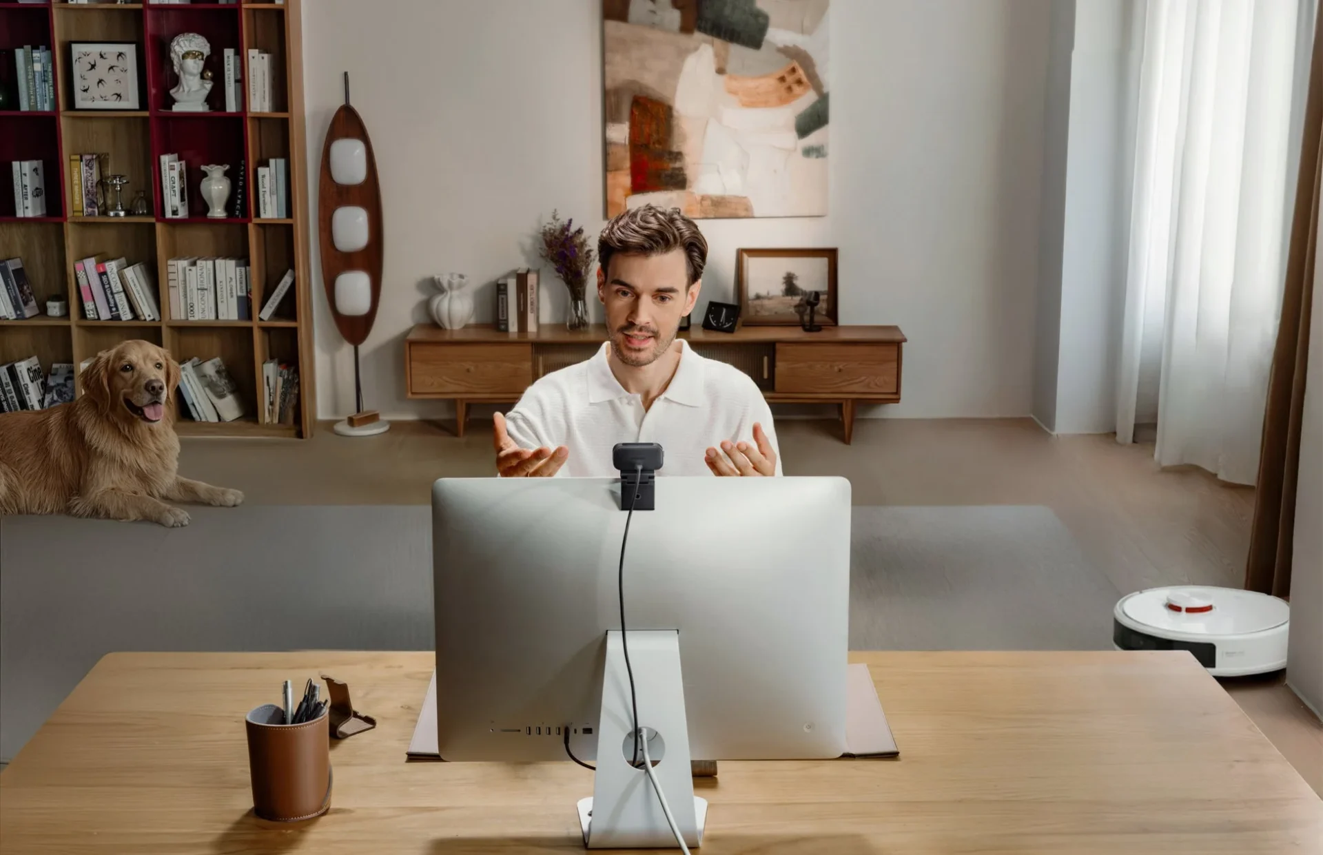 Insta360ウェブカメラを使用しオンライン会議をする男性