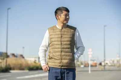 PowerArQ電熱ベストを着用し屋外で活動する男性